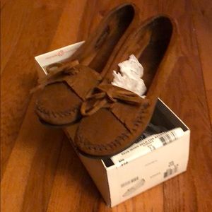 Like New - Wmns 7.5 Minnetonka Chestnut Brown Flat